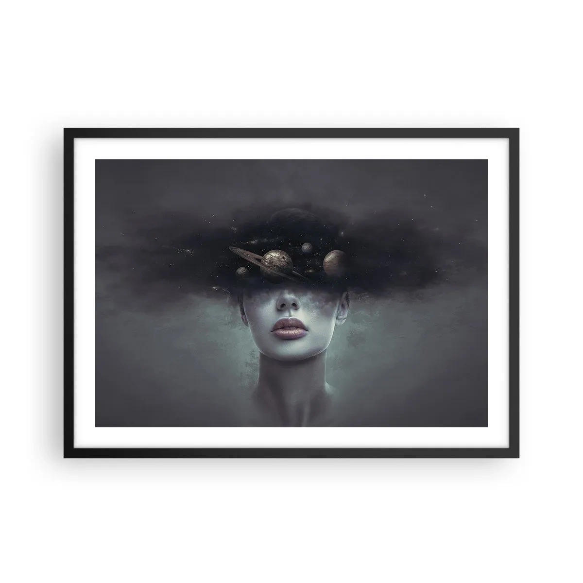Affiche dans un cadre noir - Poster - Un visage de femme avec un motif de planète et d'espace en arrière-plan - 70x50cm - Et les planètes deviennent folles... - Décoration murale moderne pour le salon et la chambre ARTTOR