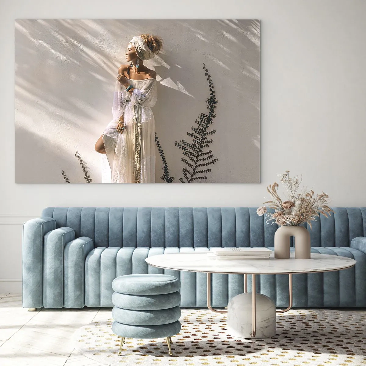 Impression sur verre - Image sur verre - Une femme dans un style bohème sur fond de mur clair et d'ombres végétales - 120x80cm - Le soleil et la fille - Décoration murale moderne pour le salon et la chambre ARTTOR