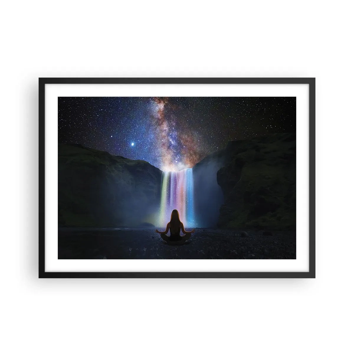 Affiche dans un cadre noir - Poster - Méditation devant une cascade parmi les étoiles - 70x50cm - Harmonie absolue - Décoration murale moderne pour le salon et la chambre ARTTOR