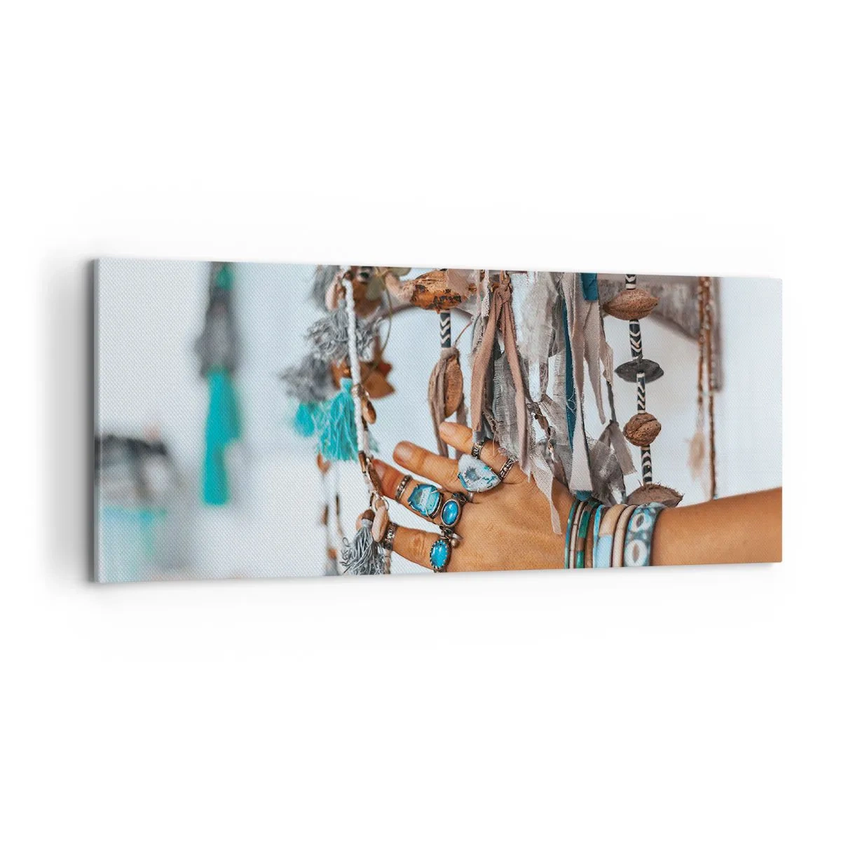 Impression sur toile - Image sur toile - Une main ornée de bijoux bohèmes avec des décorations en arrière-plan - 120x50cm - Trésor local - Décoration murale moderne pour le salon et la chambre ARTTOR