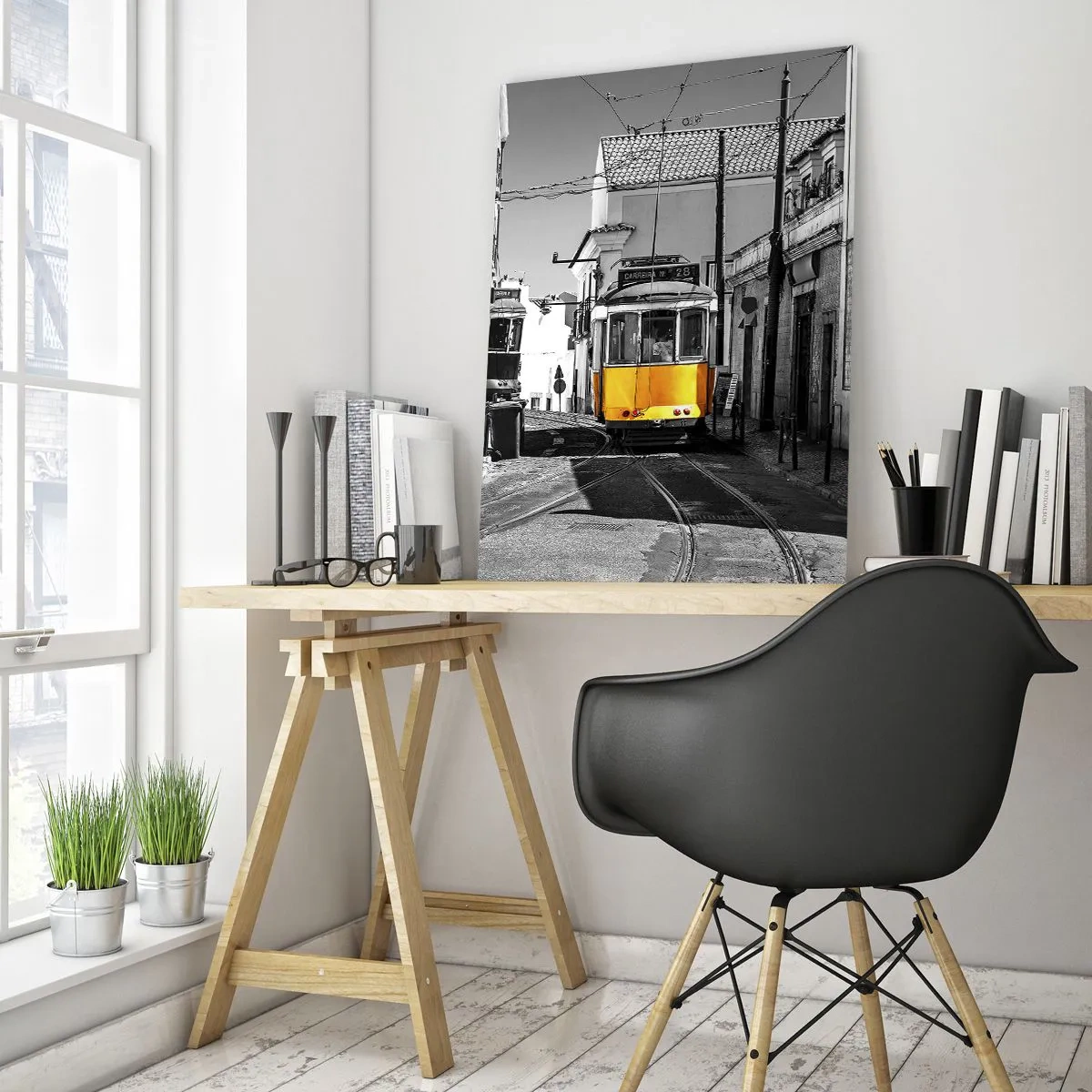 Impression sur verre - Image sur verre - Un tramway jaune dans une rue noire et blanche d'une ville européenne. - 50x70cm - L'âme de Lisbonne - Décoration murale moderne pour le salon et la chambre ARTTOR