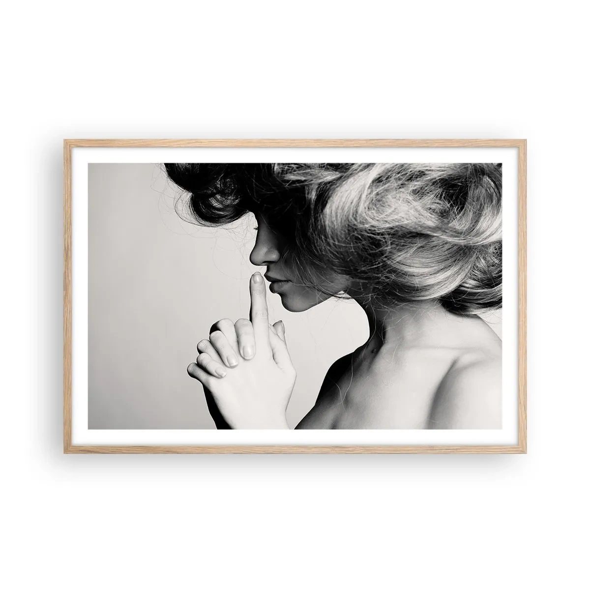 Affiche dans un chêne clair - Poster - A l'écoute d'elle-même - 91x61 cm