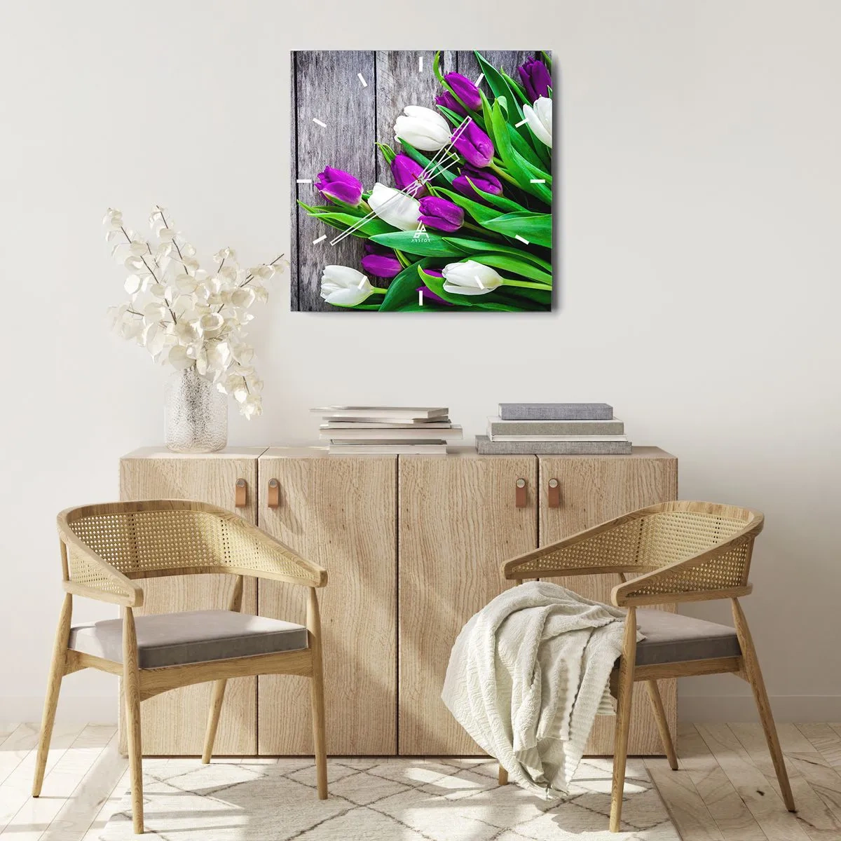 Horloge murale - Pendule murale - Un bouquet de tulipes violettes et blanches sur un fond en bois - 30x30cm - Le jour des vacances de printemps - Décoration murale moderne pour le salon et la chambre ARTTOR