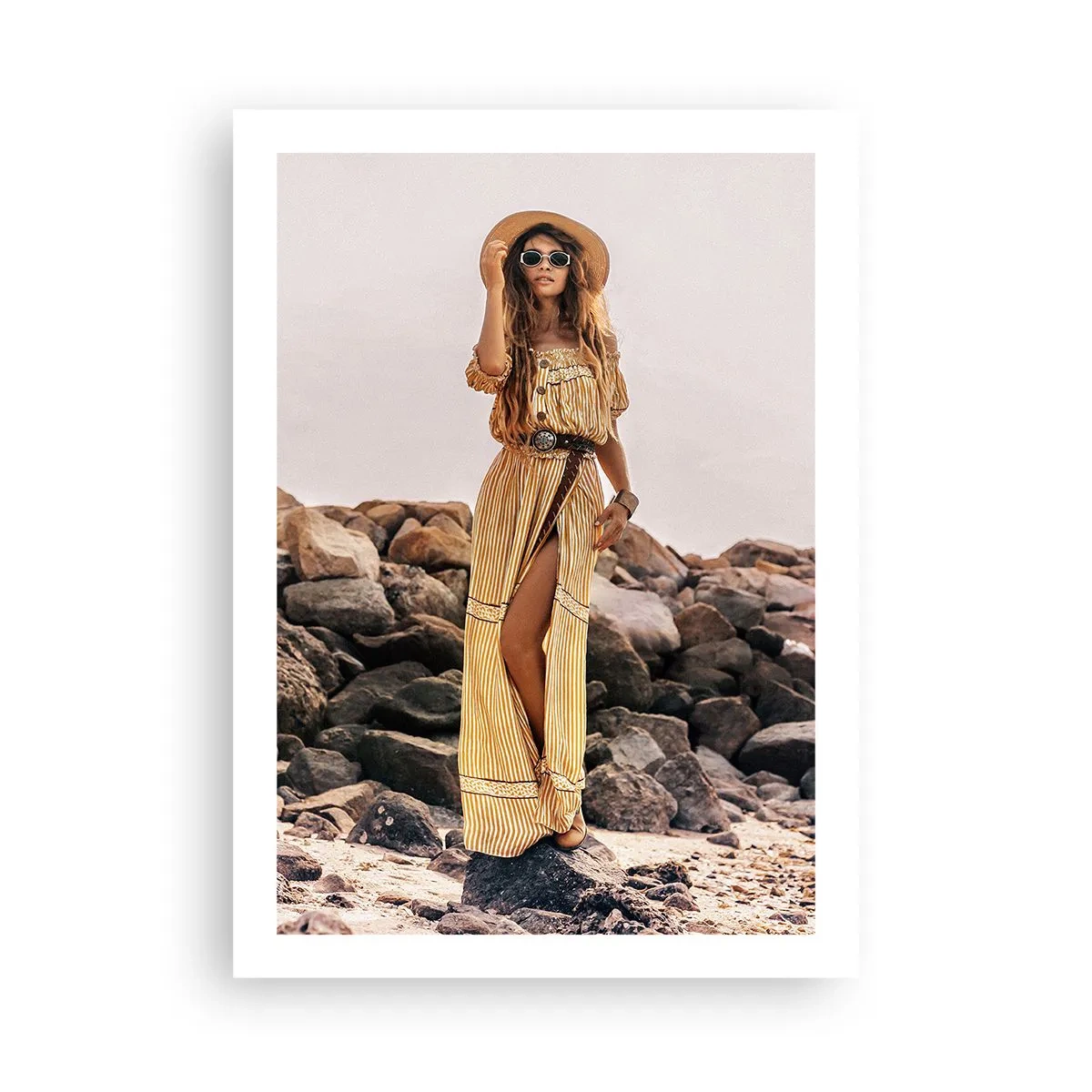 Affiche - Poster - Femme élégante dans une robe bohème sur fond rocheux - 50x70cm - La magie des pierres - Décoration murale moderne pour le salon et la chambre ARTTOR