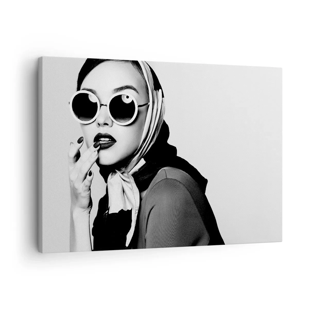 Impression sur toile - Image sur toile - Portrait en noir et blanc d'une femme portant des lunettes et un foulard - 70x50cm - Salutations des années 60 - Décoration murale moderne pour le salon et la chambre ARTTOR