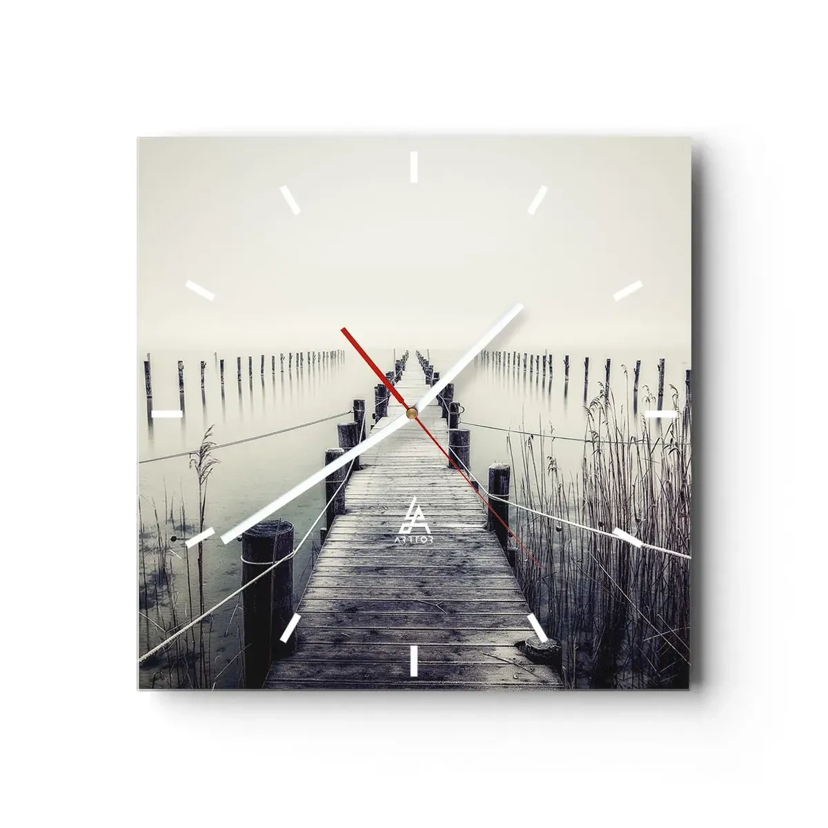 Horloge murale - Pendule murale - Un pont en bois menant à un espace brumeux - 30x30cm - Plongez dans la paix - Décoration murale moderne pour le salon et la chambre ARTTOR