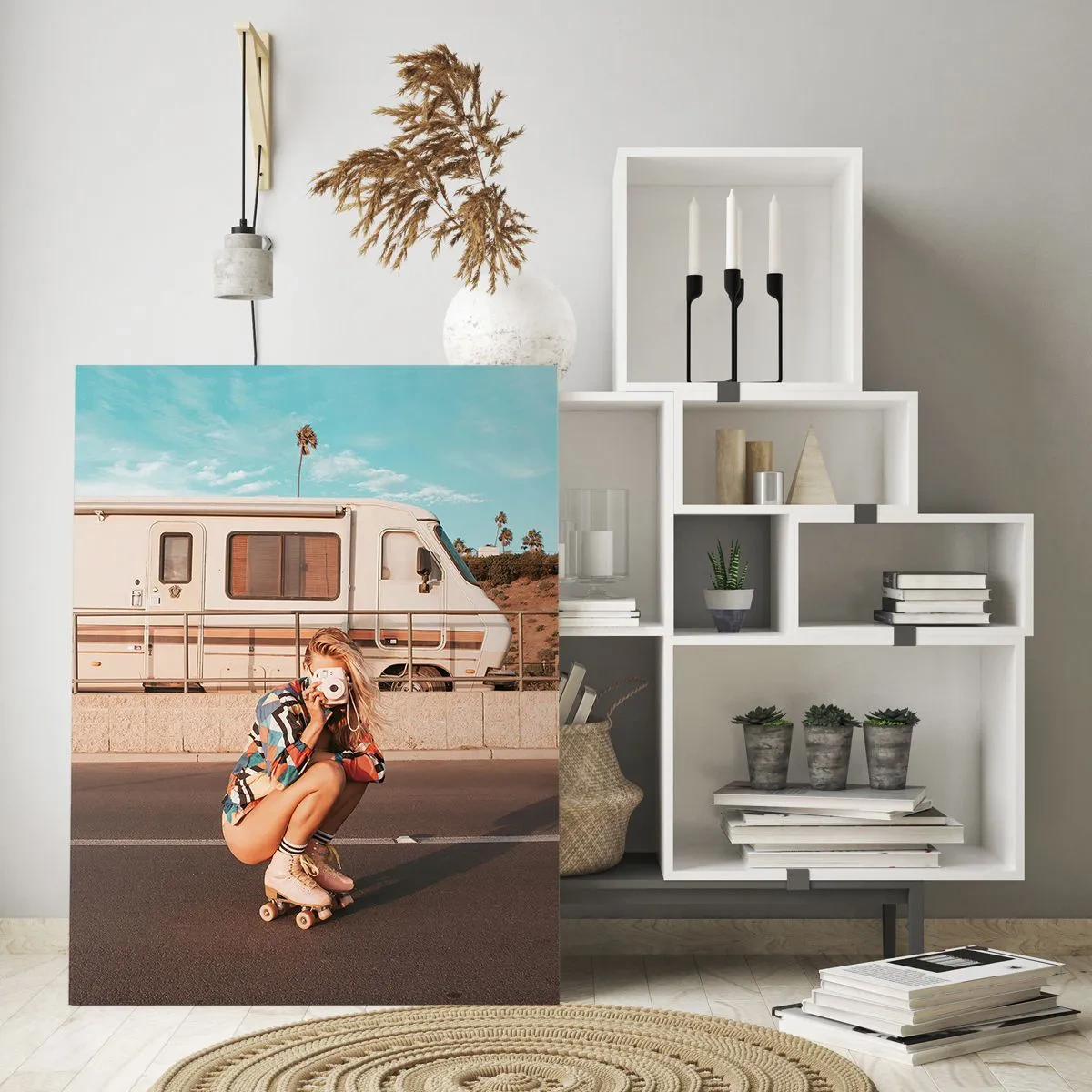 Impression sur verre - Image sur verre - Une fille sur des patins à roulettes prenant une photo par une journée ensoleillée. - 70x100cm - Souriez s'il-vous-plait! - Décoration murale moderne pour le salon et la chambre ARTTOR