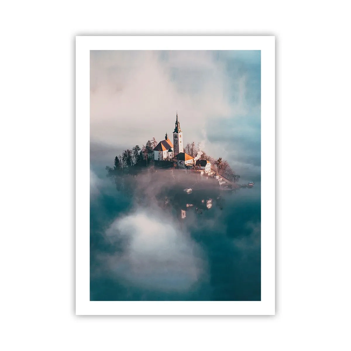 Affiche - Poster - Une église sur une île entourée de brouillard et d'eau - 50x70cm - Île de rêve - Décoration murale moderne pour le salon et la chambre ARTTOR