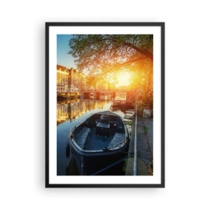 Affiche dans un cadre noir - Poster - Canal avec bateau au coucher du soleil - 50x70cm - Début de journée à Amsterdam - Décoration murale moderne pour le salon et la chambre ARTTOR