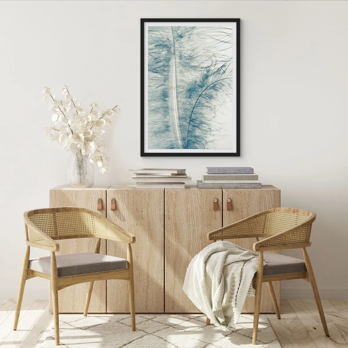 Affiche dans un cadre noir - Poster - Une plume délicate aux nuances subtiles de bleu - 50x70cm - Les sept natures - Décoration murale moderne pour le salon et la chambre ARTTOR