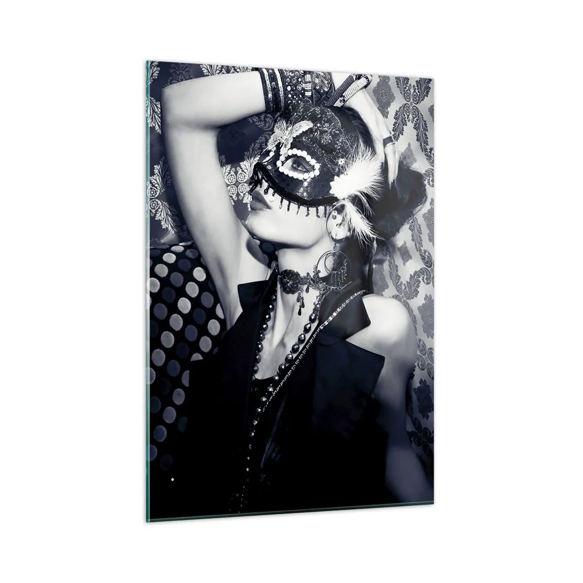 Impression sur verre - Image sur verre - Une silhouette masquée contre un mur à motifs dans des tons de noir et blanc - 50x70cm - Décorations, ornements, motifs… - Décoration murale moderne pour le salon et la chambre ARTTOR