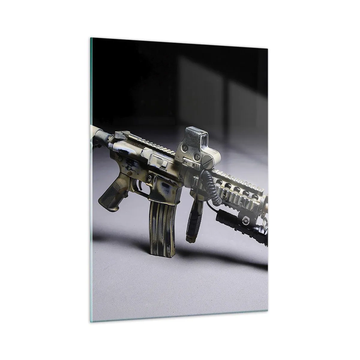Impression sur verre - Image sur verre - Un fusil moderne sur un fond sombre avec un accent industriel - 50x70cm - Toujours menaçant - Décoration murale moderne pour le salon et la chambre ARTTOR