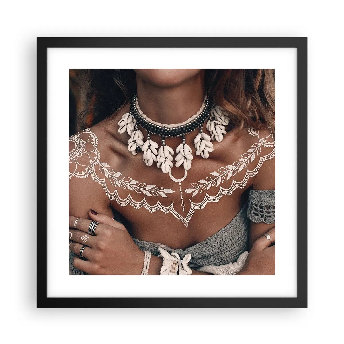 Affiche dans un cadre noir - Poster - Talismans, rituels de la féminité - 40x40 cm