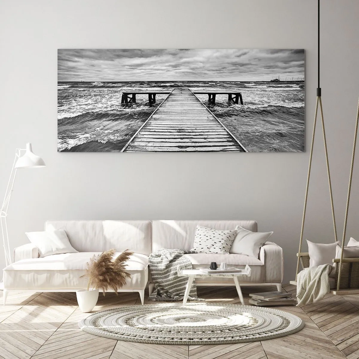 Impression sur verre - Image sur verre - Une vue en noir et blanc d'une jetée en bois sur une mer agitée. - 140x50cm - J'attends que le vent, ça le chassera... - Décoration murale moderne pour le salon et la chambre ARTTOR