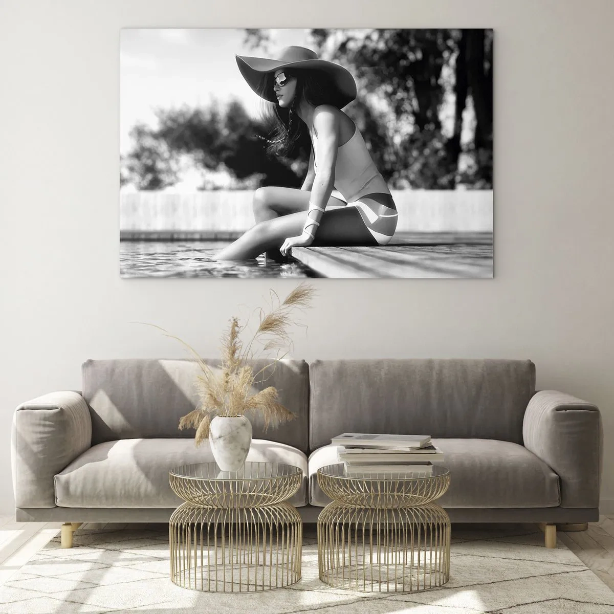 Impression sur verre - Image sur verre - Femme portant un chapeau assise au bord de la piscine en noir et blanc - 120x80cm - Rêve d'été - Décoration murale moderne pour le salon et la chambre ARTTOR