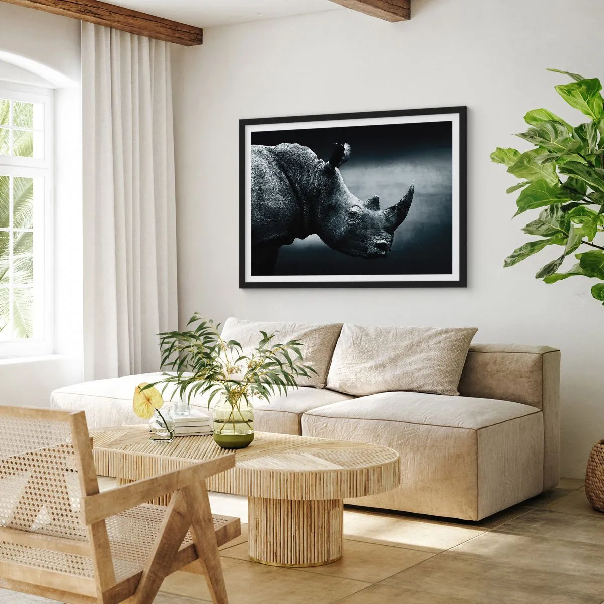 Affiche dans un cadre noir - Poster - Portrait noir et blanc d'un rhinocéros sur fond sombre - 70x50cm - Le profil droit - Décoration murale moderne pour le salon et la chambre ARTTOR