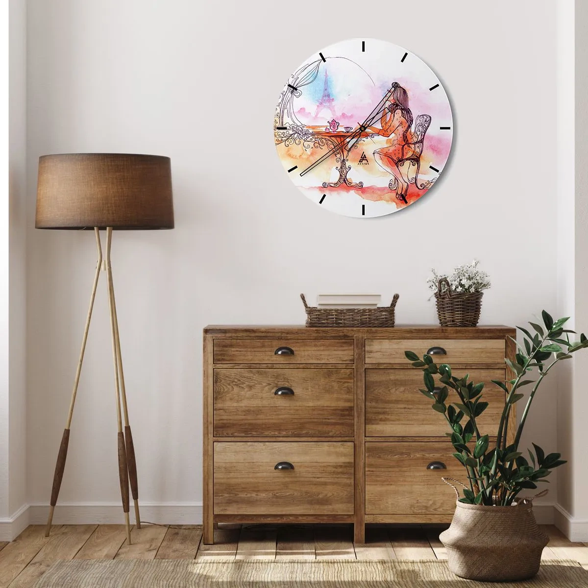 Horloge murale - Pendule murale - Une femme à une table avec vue sur la Tour Eiffel aux couleurs pastel - 30x30cm - Le chic parisien - Décoration murale moderne pour le salon, la cuisine et la chambre ARTTOR