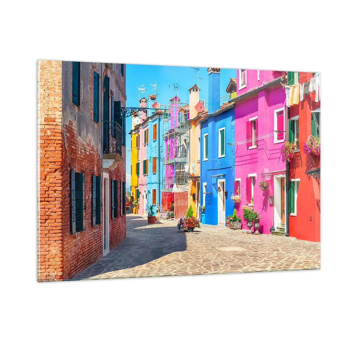 Impression sur verre - Image sur verre - Bâtiments colorés dans une rue étroite d'une ville ensoleillée - 120x80cm - Ville "Sous les perroquets" - Décoration murale moderne pour le salon et la chambre ARTTOR