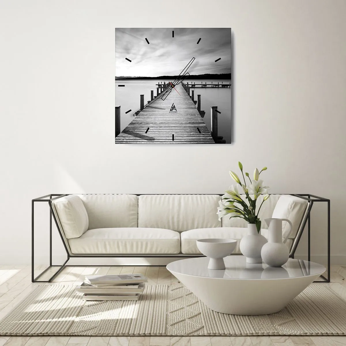 Horloge murale - Pendule murale - Une jetée noire et blanche sur un lac calme - 30x30cm - Au point d'eau - la paix - Décoration murale moderne pour le salon et la chambre ARTTOR