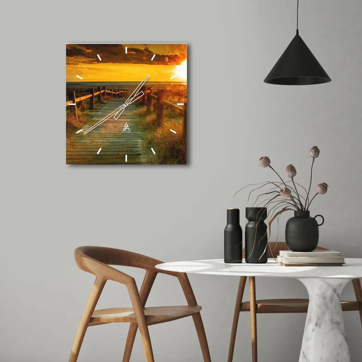 Horloge murale - Pendule murale - Un chemin en bois menant à la plage à la lueur du soleil couchant - 30x30cm - Baigné dans le vieil or - Décoration murale moderne pour le salon et la chambre ARTTOR