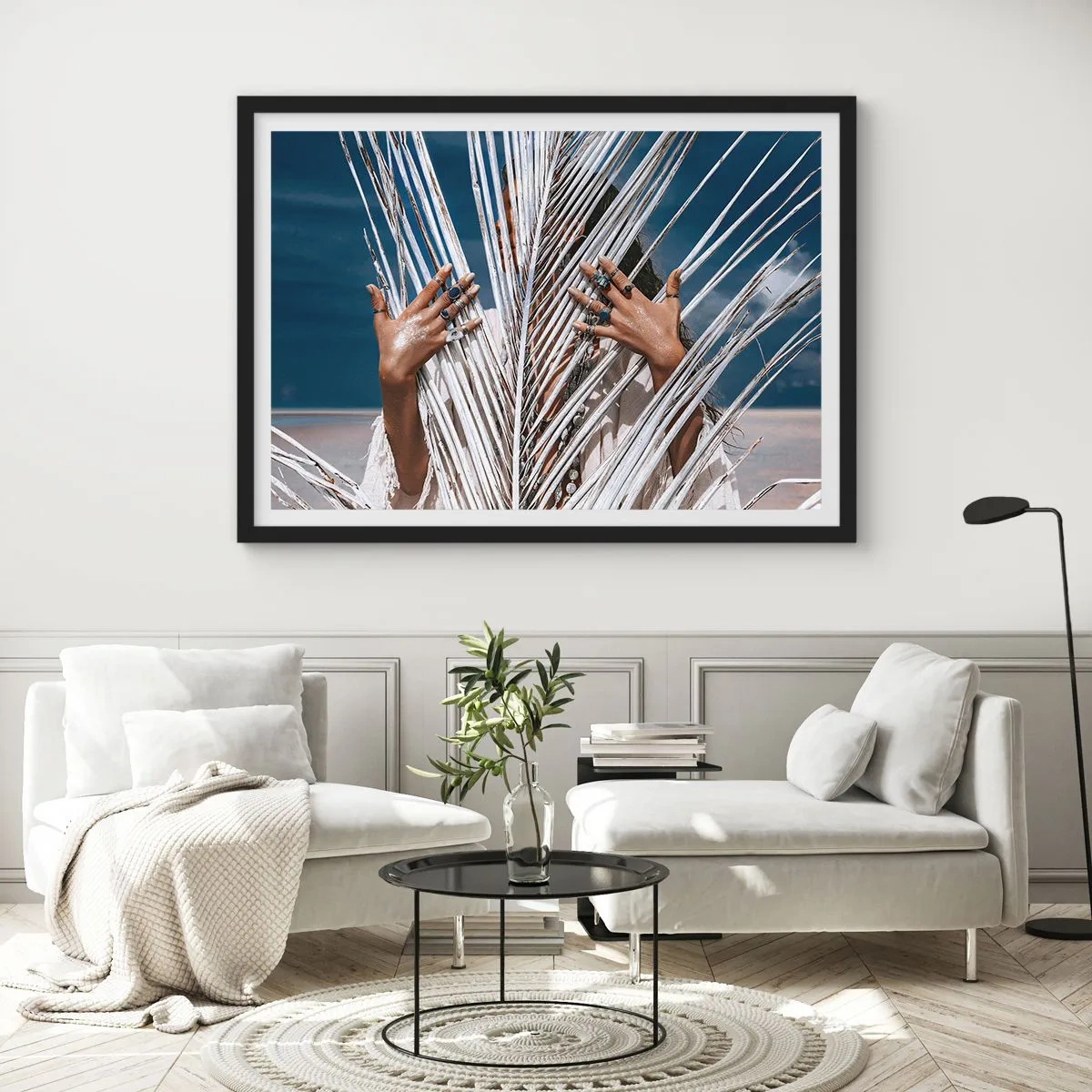 Affiche dans un cadre noir - Poster - Une femme cachée derrière des feuilles de palmier avec des bagues aux mains. - 100x70cm - Fille de chaman ? - Décoration murale moderne pour le salon et la chambre ARTTOR