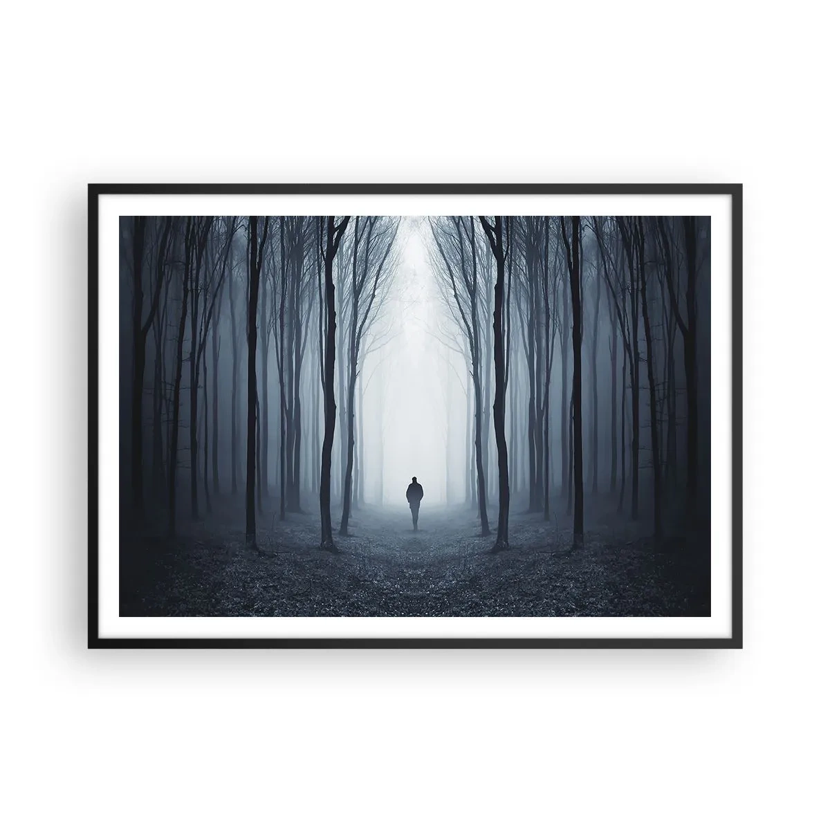 Affiche dans un cadre noir - Poster - Une silhouette marchant parmi les arbres dans une forêt brumeuse - 100x70cm - Tout est simple et clair - Décoration murale moderne pour le salon et la chambre ARTTOR