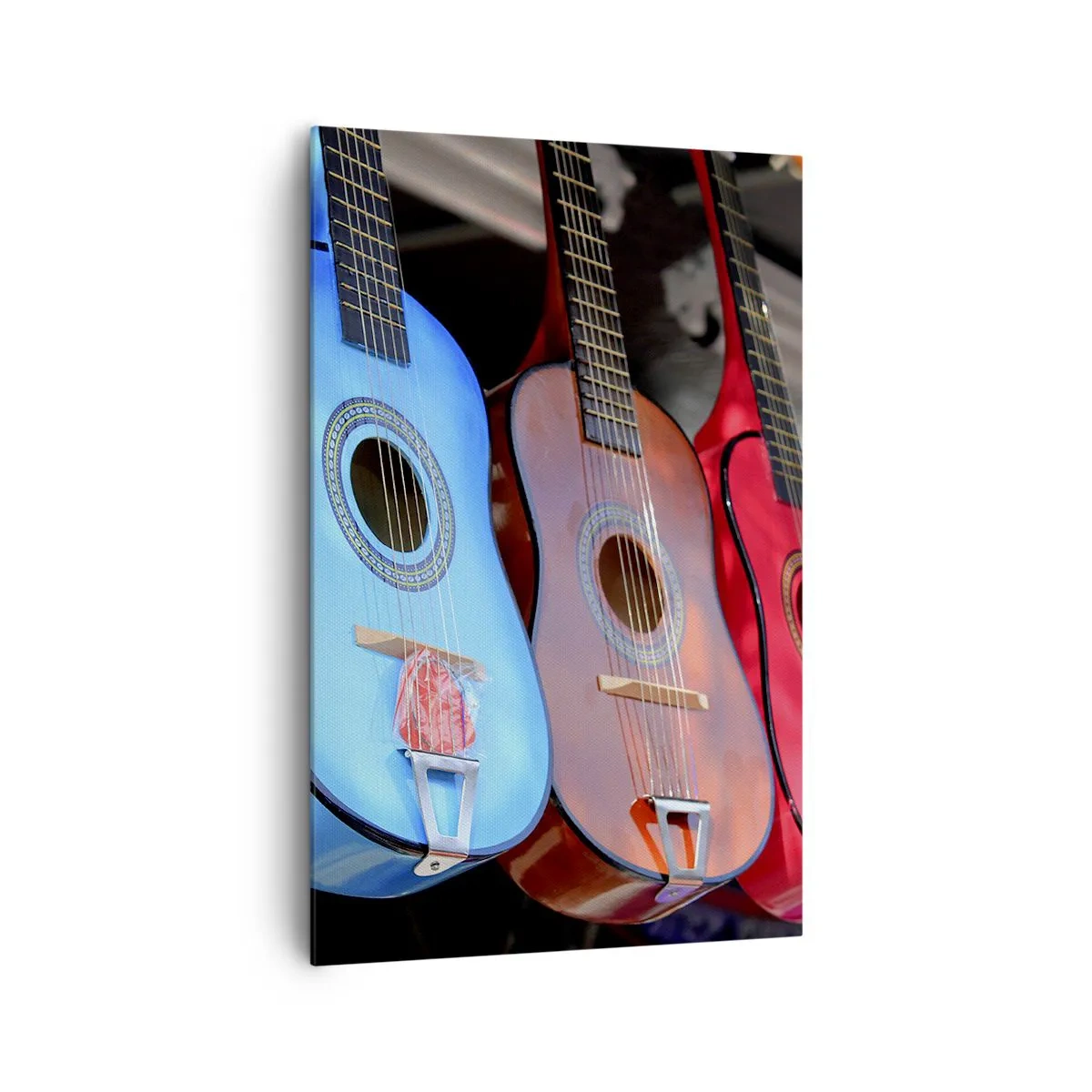 Impression sur toile - Image sur toile - Des guitares acoustiques colorées sont accrochées en rangée dans une exposition - 80x120cm - Ambiance latine - Décoration murale moderne pour le salon et la chambre ARTTOR