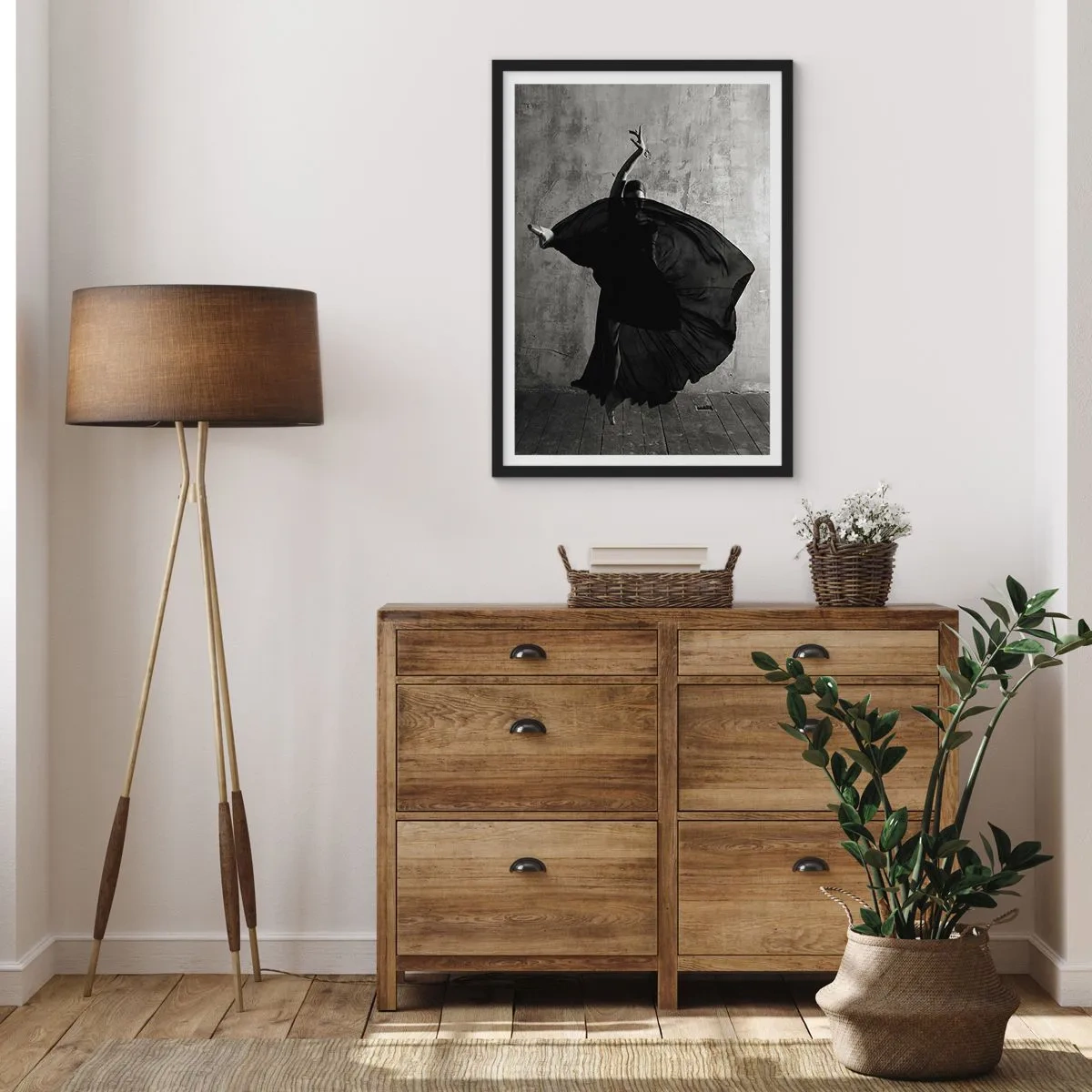 Affiche dans un cadre noir - Poster - Un plan en noir et blanc d'un danseur en mouvement dynamique contre un mur brut. - 50x70cm - Pas plein de passion - Décoration murale moderne pour le salon et la chambre ARTTOR