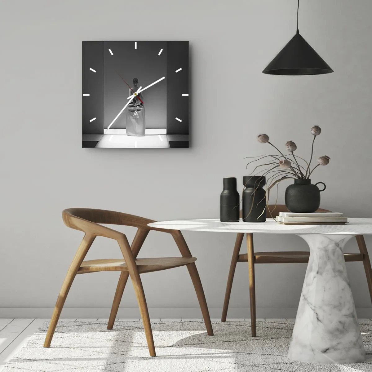 Horloge murale - Pendule murale - Une peinture en noir et blanc avec une scène minimaliste d'une femme dans un espace géométrique. - 30x30cm - Simplicité raffinée - Décoration murale moderne pour le salon et la chambre ARTTOR