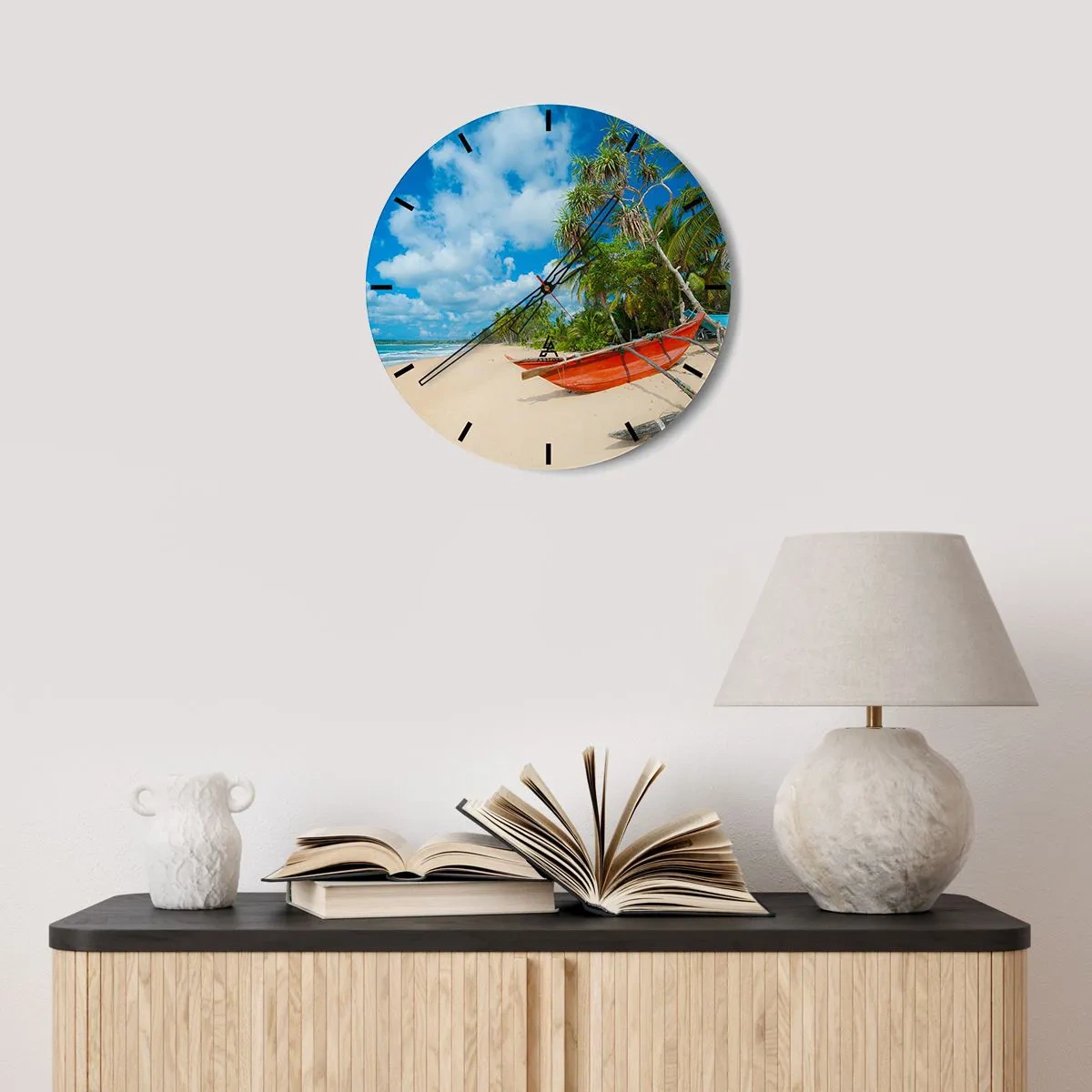 Horloge murale - Pendule murale - Une plage avec des palmiers et un bateau rouge contre un ciel bleu - 30x30cm - Le charme des tropiques - Décoration murale moderne pour le salon, la cuisine et la chambre ARTTOR