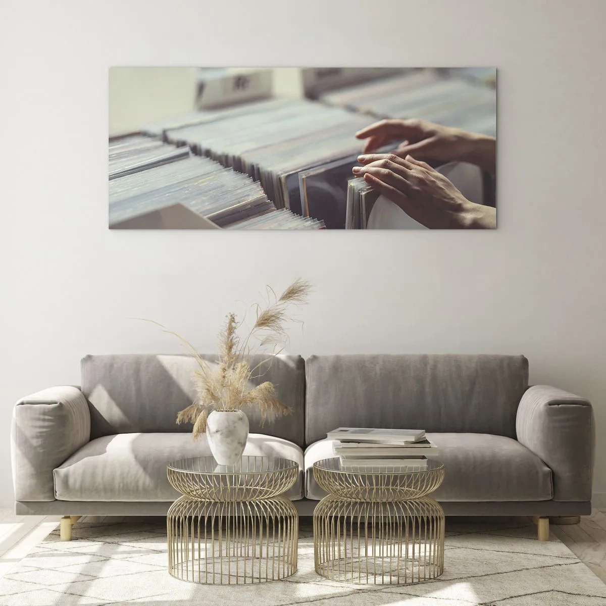 Impression sur verre - Image sur verre - Mains regardant à travers une collection de vinyles - 140x50cm - A la recherche d'émotions - Décoration murale moderne pour le salon et la chambre ARTTOR