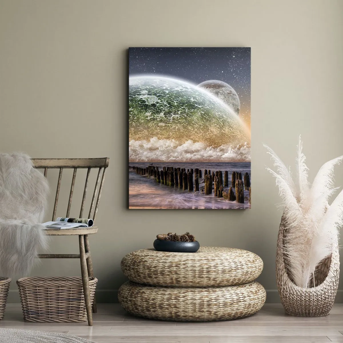 Impression sur toile - Image sur toile - Un paysage fantastique avec une grande planète au-dessus de la mer et une jetée en bois. - 80x120cm - Et le monde est sorti de l'eau - Décoration murale moderne pour le salon et la chambre ARTTOR