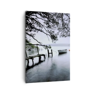 Impression sur toile - Image sur toile - Une jetée sur l'eau avec un bateau en arrière-plan entouré d'un paysage brumeux - 70x100cm - Tu te reposes déjà - Décoration murale moderne pour le salon et la chambre ARTTOR