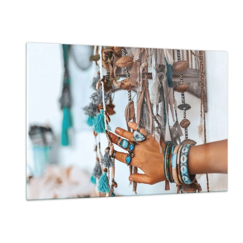 Impression sur verre - Image sur verre - Main avec des bijoux bohèmes touchant une décoration ethnique - 120x80cm - Trésor local - Décoration murale moderne pour le salon et la chambre ARTTOR