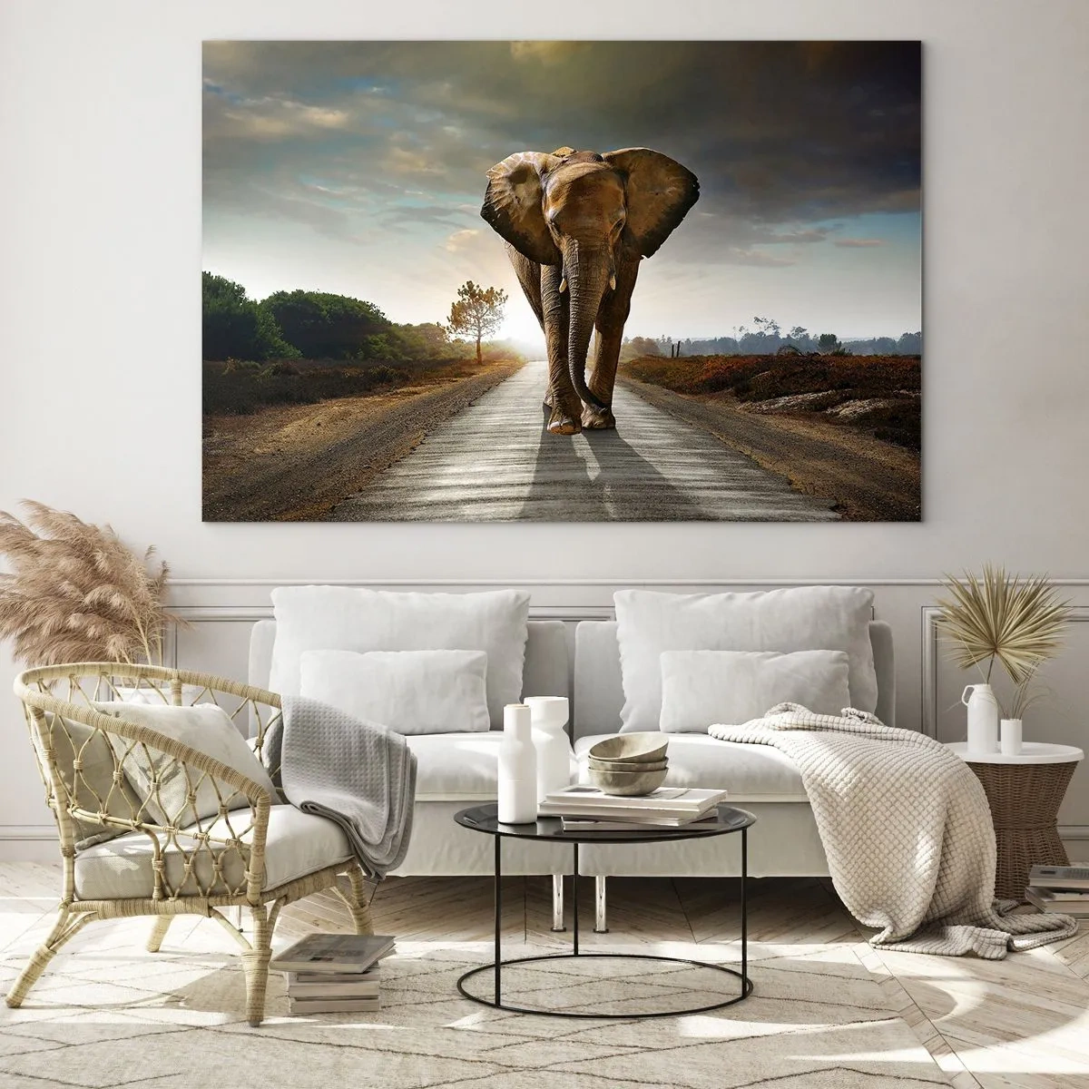 Impression sur verre - Image sur verre - Un éléphant marchant le long de la route au coucher du soleil - 120x80cm - Et pas du tout en porcelaine - Décoration murale moderne pour le salon et la chambre ARTTOR