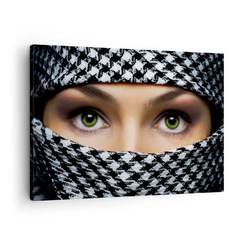 Impression sur toile - Image sur toile - Les yeux verts d'une femme sont cachés derrière un tissu à motifs en noir et blanc. - 70x50cm - Un portrait d'une beauté voilée aux yeux verts - Décoration murale moderne pour le salon et la chambre ARTTOR