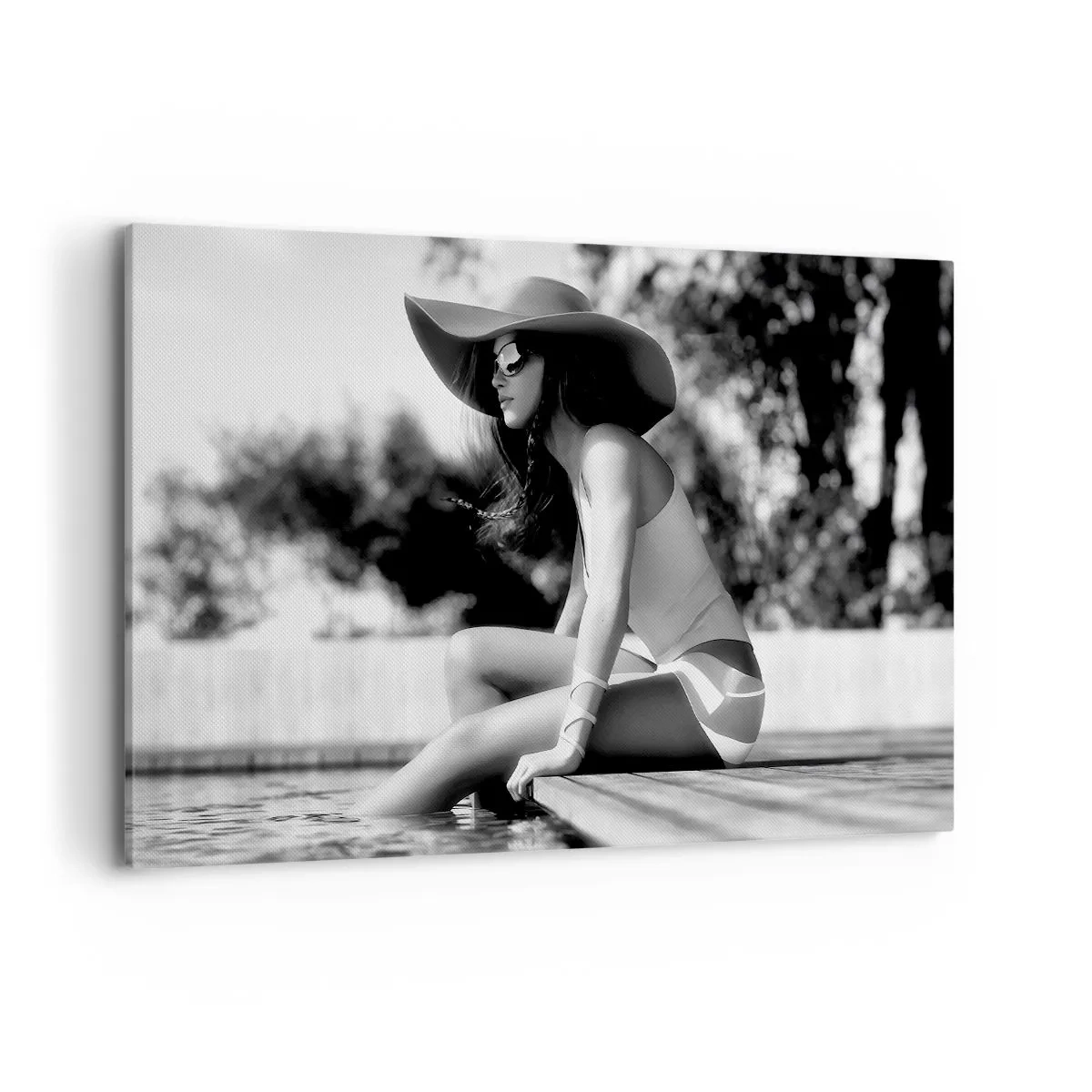 Impression sur toile - Image sur toile - Femme au chapeau au bord de la piscine en noir et blanc - 120x80cm - Rêve d'été - Décoration murale moderne pour le salon et la chambre ARTTOR