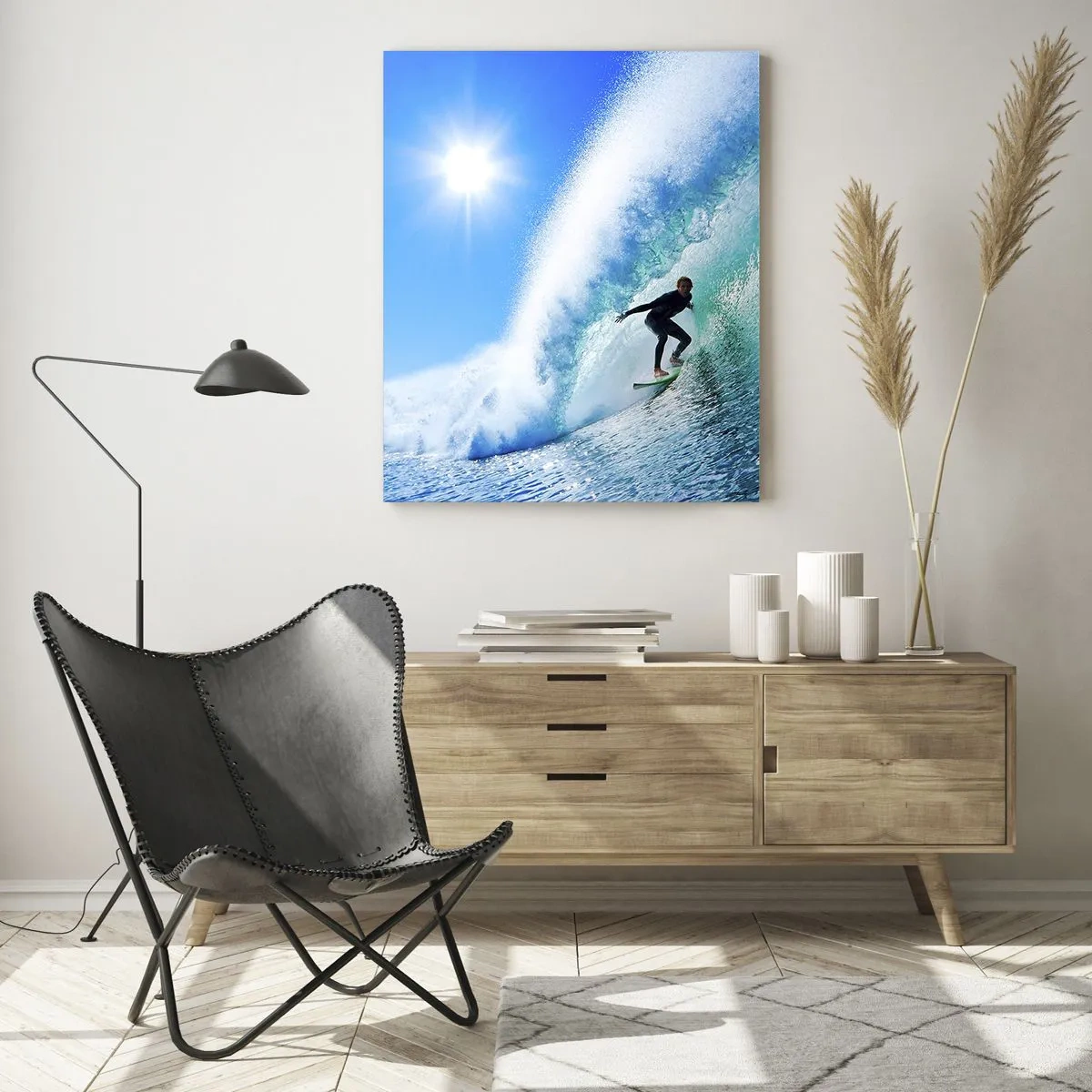 Impression sur verre - Image sur verre - Un surfeur sur une planche chevauche une vague puissante sous un ciel bleu. - 70x100cm - A travers le grand ciel bleu - Décoration murale moderne pour le salon et la chambre ARTTOR