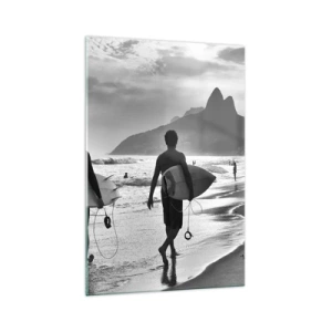 Impression sur verre - Image sur verre - Deux surfeurs marchant sur la plage avec leurs planches en noir et blanc. - 70x100cm - Samba sur une vague - Décoration murale moderne pour le salon et la chambre ARTTOR