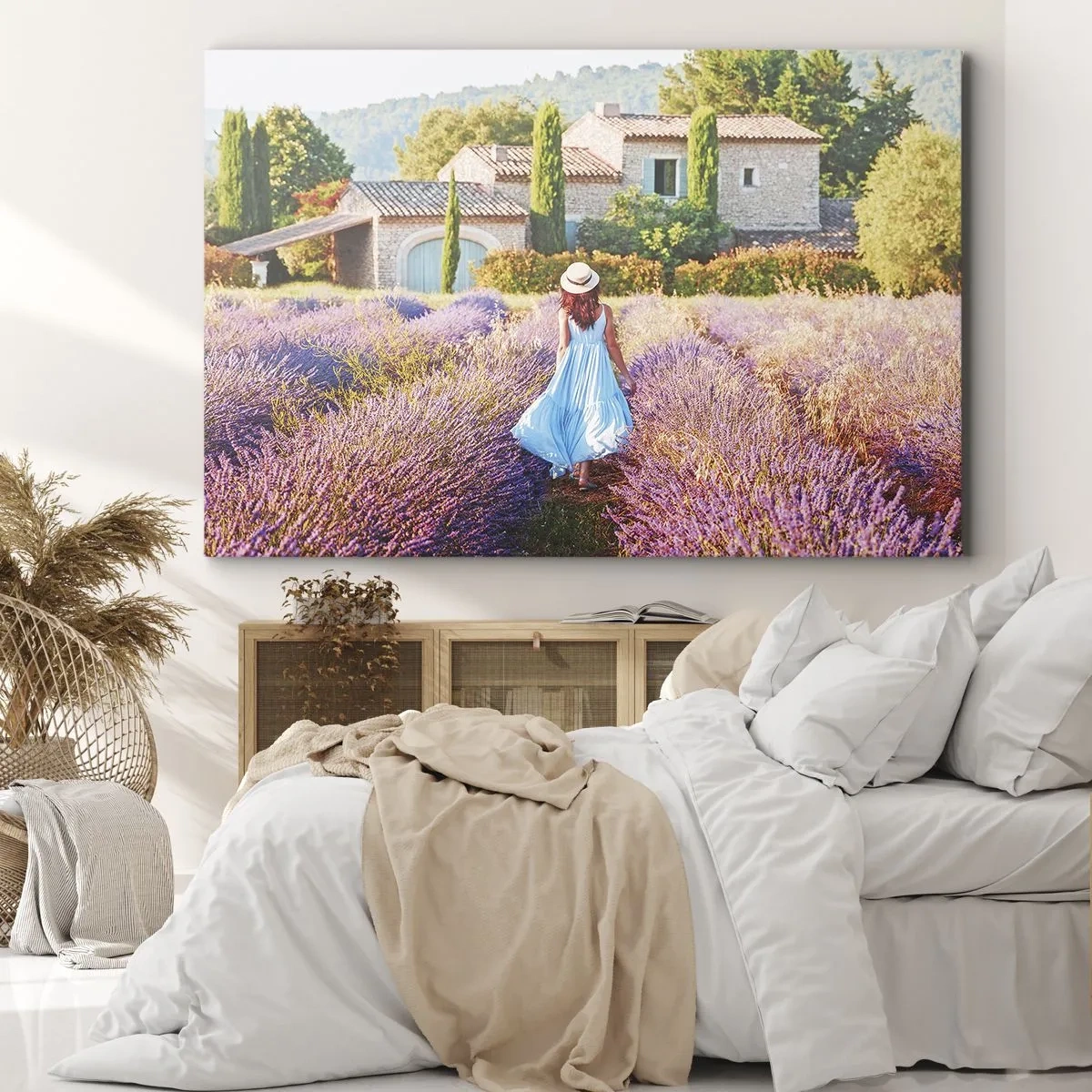 Impression sur toile - Image sur toile - Une femme en robe bleue marchant dans un champ de lavande avec vue sur une maison. - 100x70cm - Fille de la lavande - Décoration murale moderne pour le salon et la chambre ARTTOR