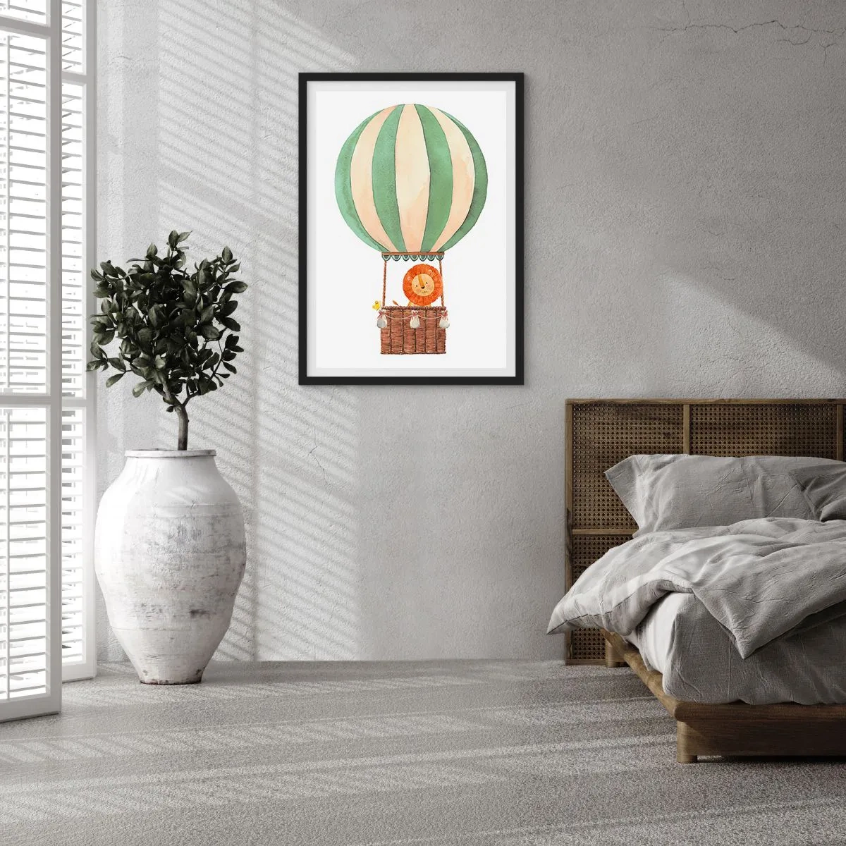 Affiche dans un cadre noir - Poster - Une jolie illustration à l'aquarelle d'un lion voyageant dans une montgolfière sur fond blanc. - 50x70cm - Les voyages de Léon - Décoration murale moderne pour le salon et la chambre ARTTOR