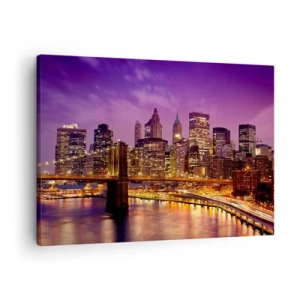 Impression sur toile - Image sur toile - Panorama de la ville avec le pont dans la lumière du soir contre le ciel violet - 70x50cm - Manhathann or violet - Décoration murale moderne pour le salon et la chambre ARTTOR
