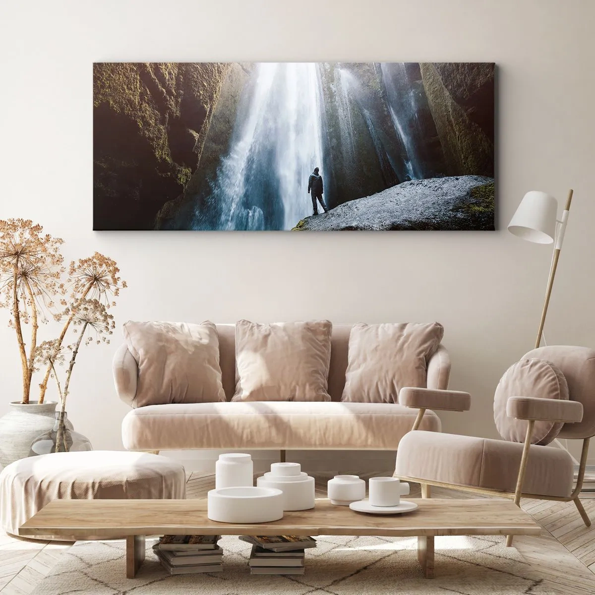 Impression sur toile - Image sur toile - Une silhouette sur fond de cascade majestueuse dans une gorge rocheuse - 160x50cm - Restauration des proportions - Décoration murale moderne pour le salon et la chambre ARTTOR