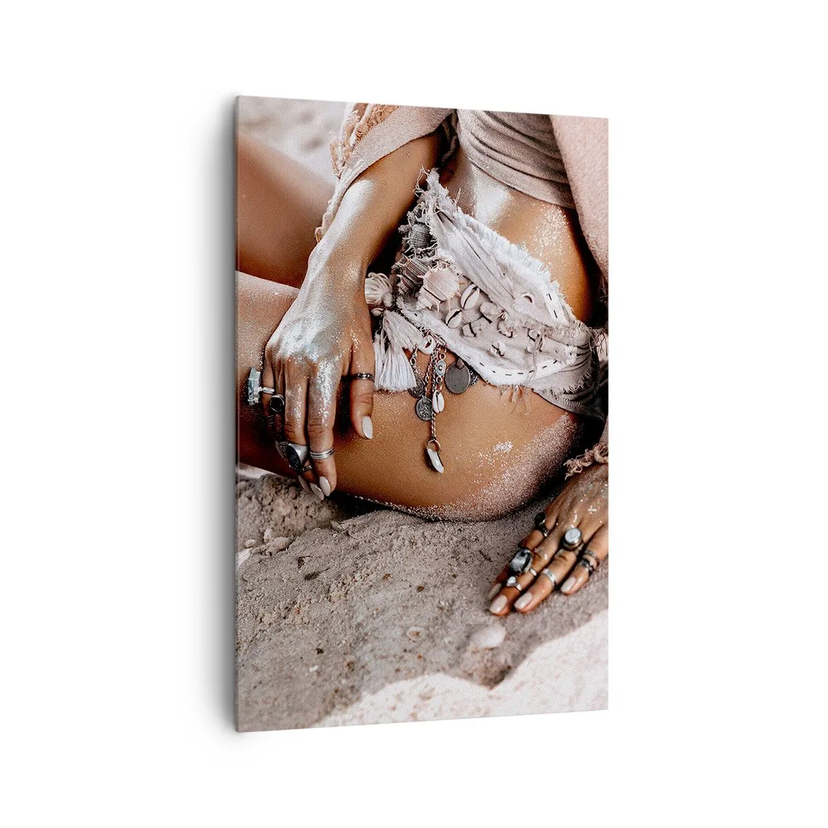 Impression sur toile - Image sur toile - Femme bohème sur la plage avec des bijoux - 80x120cm - Rejeté par la vague? - Décoration murale moderne pour le salon et la chambre ARTTOR