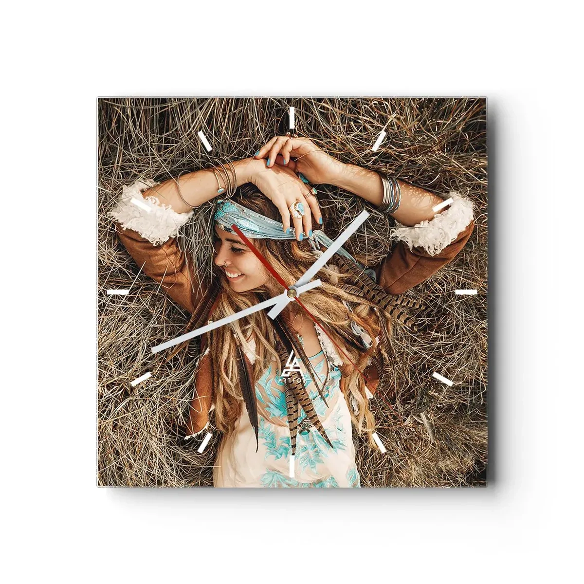 Horloge murale - Pendule murale - Femme de style bohème allongée sur du foin - 30x30cm - En route vers les années d'amour - Décoration murale moderne pour le salon et la chambre ARTTOR