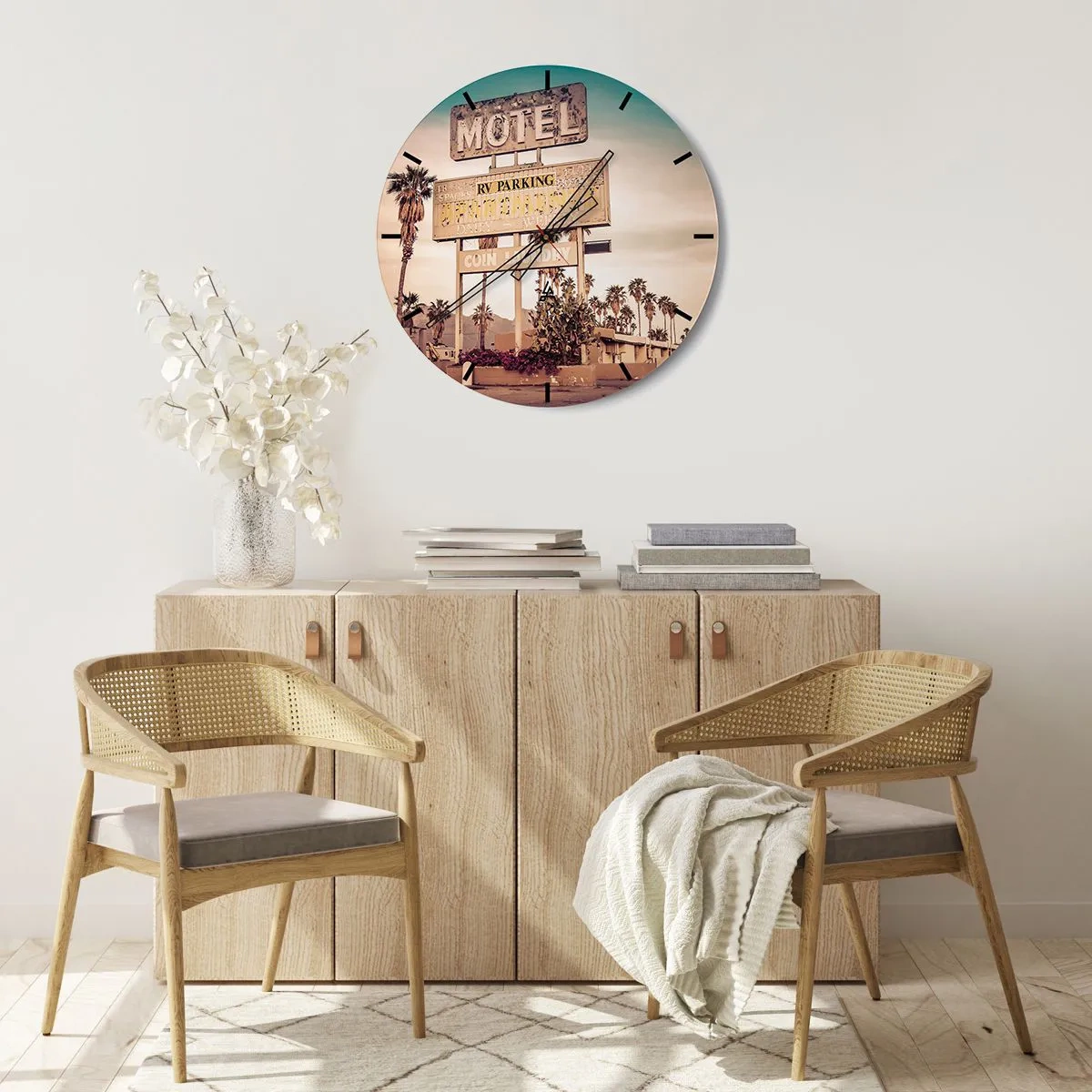 Horloge murale - Pendule murale - Panneau de motel rétro avec des palmiers en arrière-plan sur une route du désert - 30x30cm - Ici, le temps s'est arrêté - Décoration murale moderne pour le salon, la cuisine et la chambre ARTTOR