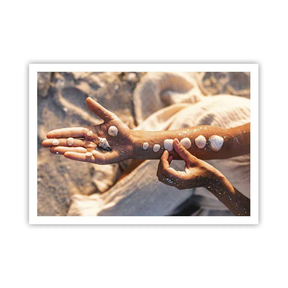 Affiche - Poster - Mains avec des coquillages disposés sur le fond de sable - 100x70cm - La beauté à portée de main - Décoration murale moderne pour le salon et la chambre ARTTOR