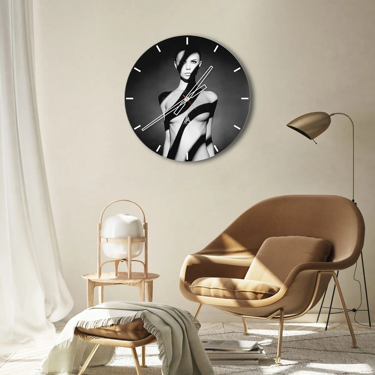 Horloge murale - Pendule murale - Portrait noir et blanc d'une femme avec effets d'ombre et de lumière - 30x30cm - Dans la brillance et l'ombre - Décoration murale moderne pour le salon, la cuisine et la chambre ARTTOR