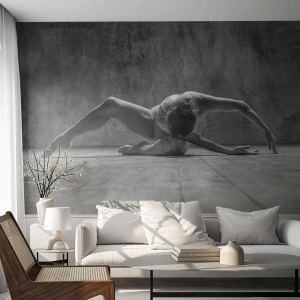 Papier Peint Photo Premium Sand - Photographie en noir et blanc d'une ballerine dans une pose expressive - 100x70cm - Symétrie trouvée - Décoration murale moderne pour le salon et la chambre ARTTOR