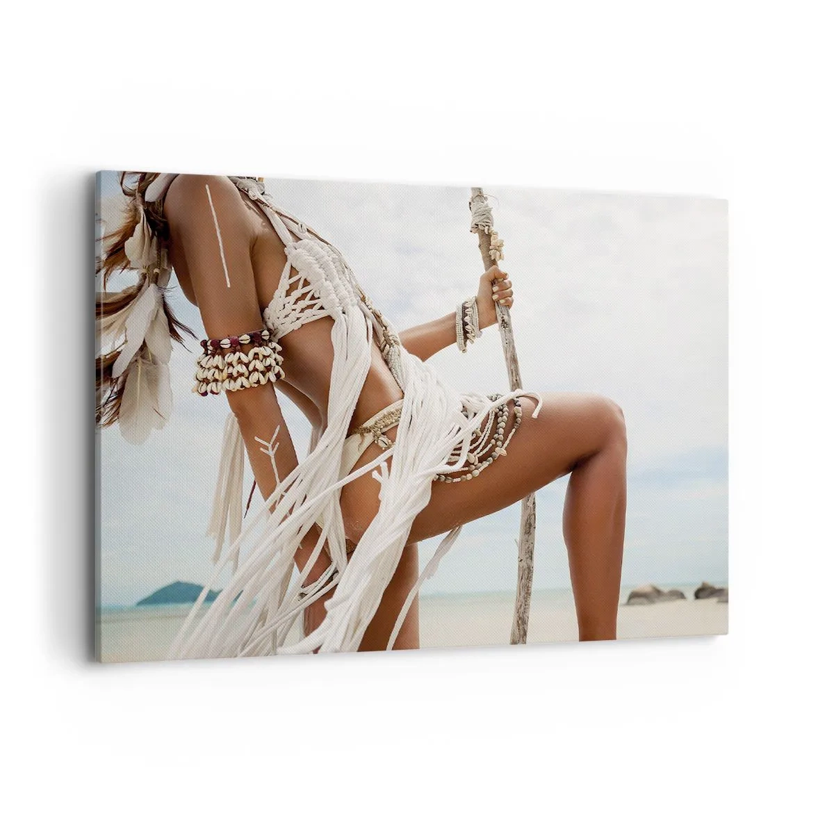 Impression sur toile - Image sur toile - Figure d'une femme portant des ornements et des vêtements ethniques sur fond de paysage tropical. - 120x80cm - Prêtresse du soleil - Décoration murale moderne pour le salon et la chambre ARTTOR